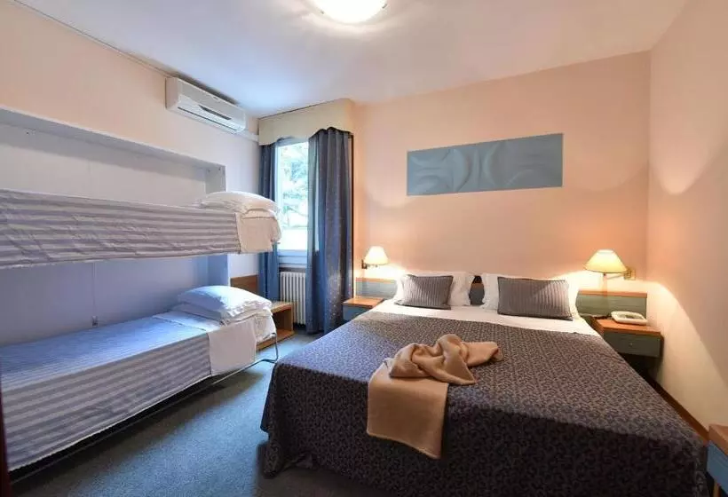 Standard Neljän Hengen Huone, Ambra Hotel The Only Central Lakeside Hotel In Iseo
