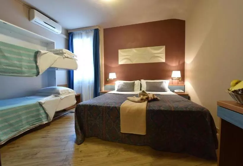 Standard Neljän Hengen Huone, Ambra Hotel The Only Central Lakeside Hotel In Iseo