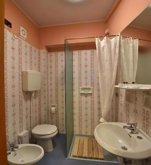 Economy Yhden Hengen Huone, Ambra Hotel The Only Central Lakeside Hotel In Iseo