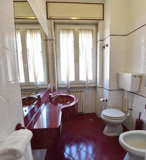 חדר סטנדרט לשלושה עם מרפסת, Ambra Hotel   The Only Central Lakeside Hotel In Iseo