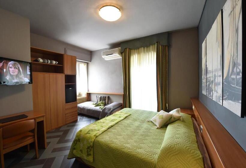 חדר סטנדרט לשלושה עם מרפסת, Ambra Hotel   The Only Central Lakeside Hotel In Iseo