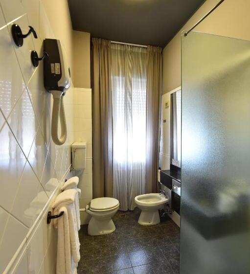 חדר סטנדרט לשלושה עם מרפסת, Ambra Hotel   The Only Central Lakeside Hotel In Iseo