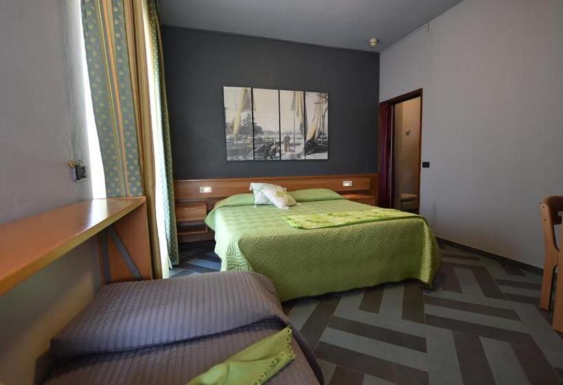 חדר סטנדרט לשלושה עם מרפסת, Ambra Hotel   The Only Central Lakeside Hotel In Iseo