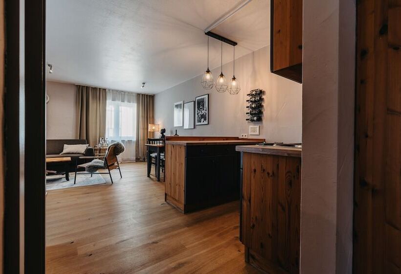 Suite Junior, Mana Lisa Boutique