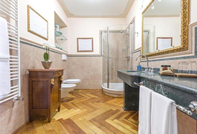 سوییت جونیور با چشم‌انداز دریاچه, Boutique Hotel Villa Sostaga