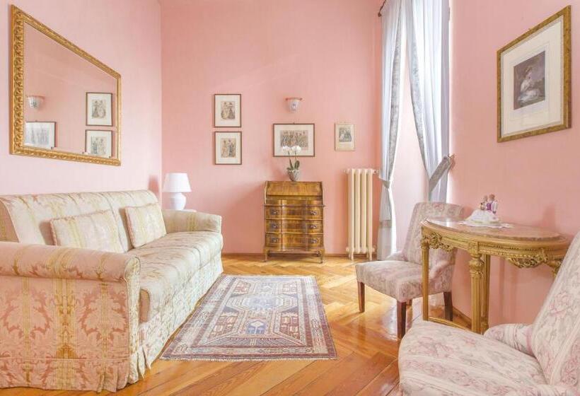 سوییت جونیور با چشم‌انداز دریاچه, Boutique Hotel Villa Sostaga