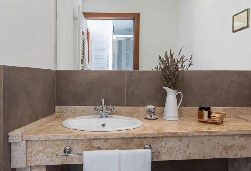 اتاق لوکس با چشم‌انداز باغ, Boutique Hotel Villa Sostaga