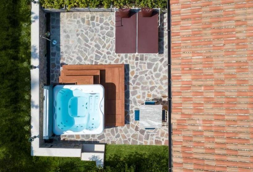 اتاق لوکس با چشم‌انداز باغ, Boutique Hotel Villa Sostaga