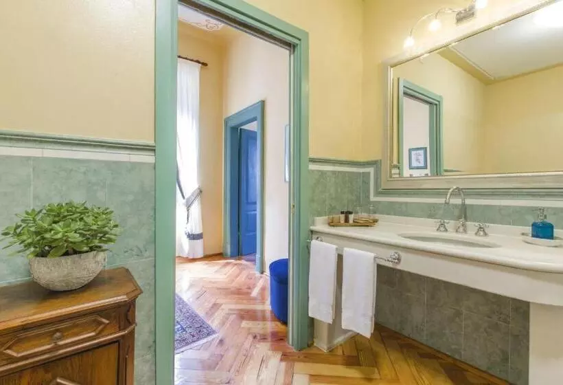سوئیت جونیور با چشمانداز, Boutique Hotel Villa Sostaga