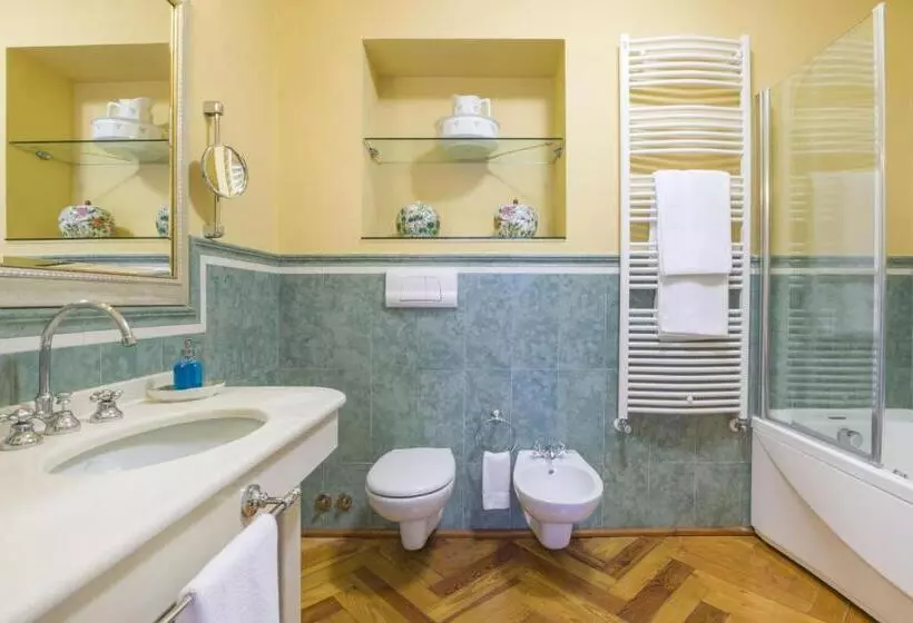 سوئیت جونیور با چشمانداز, Boutique Hotel Villa Sostaga