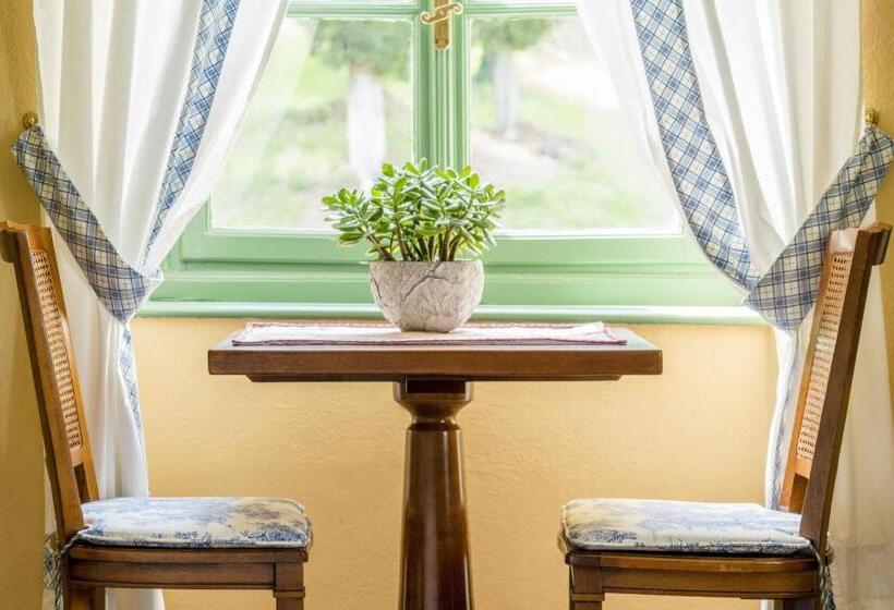 سوئیت جونیور با چشم‌انداز, Boutique Hotel Villa Sostaga