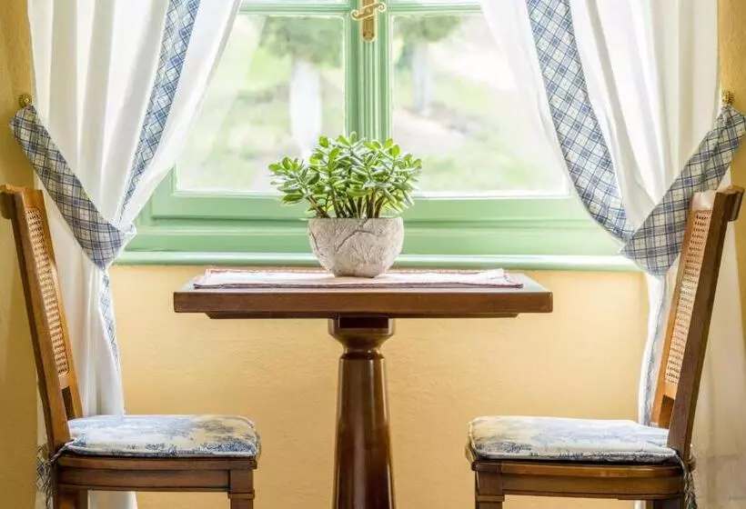 سوئیت جونیور با چشمانداز, Boutique Hotel Villa Sostaga