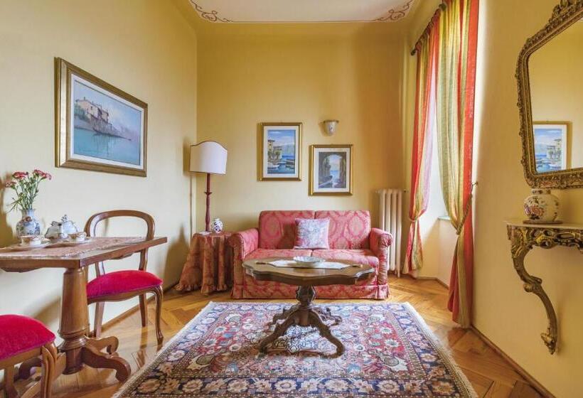 سوئیت جونیور با چشم‌انداز, Boutique Hotel Villa Sostaga