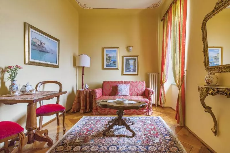 سوییت جونیور با چشمانداز دریاچه, Boutique Hotel Villa Sostaga