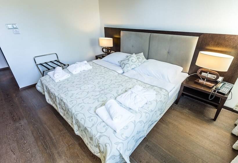 اتاق راحتی, Chateau Appony