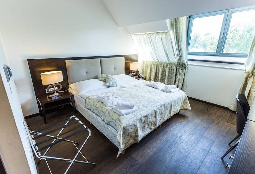 اتاق راحتی, Chateau Appony