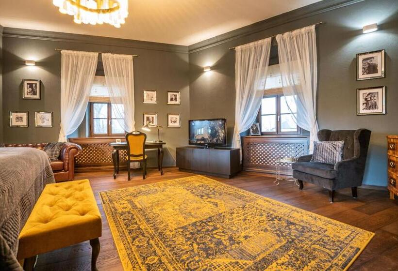 سوییت, Chateau Appony