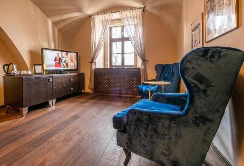 سوییت, Chateau Appony