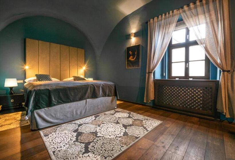 سوییت, Chateau Appony