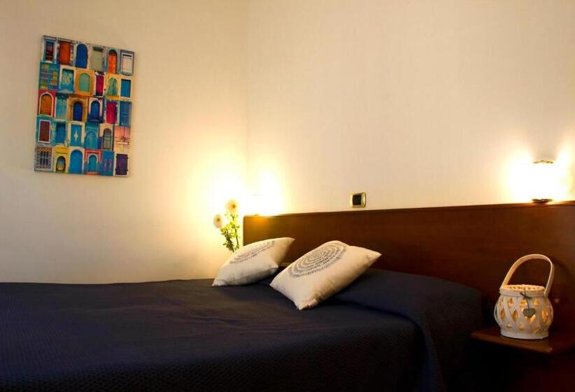 Quarto Estandar com Sacada, Domus