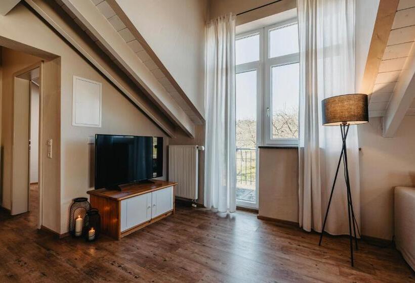 Suite Familiar, Mana Lisa Boutique