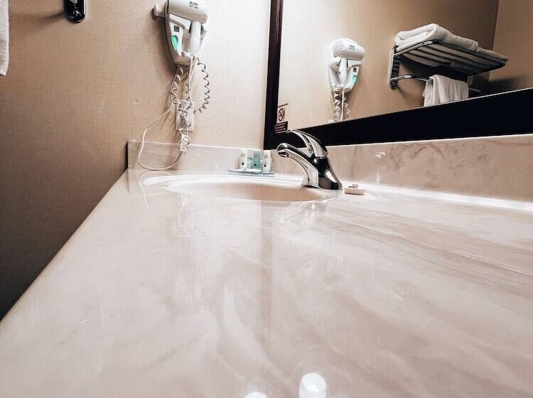 جناح جونيور, Velora Hinton, Ascend Hotel Collection