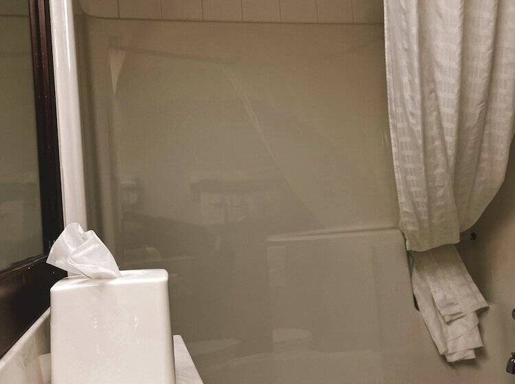 جناح جونيور, Velora Hinton, Ascend Hotel Collection