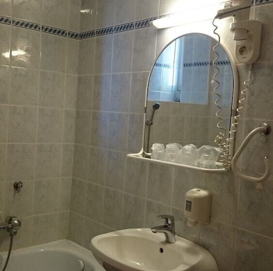 标准三人间, Rudolf