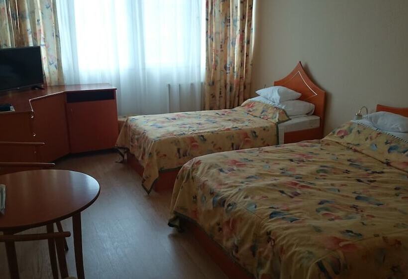 标准三人间, Rudolf