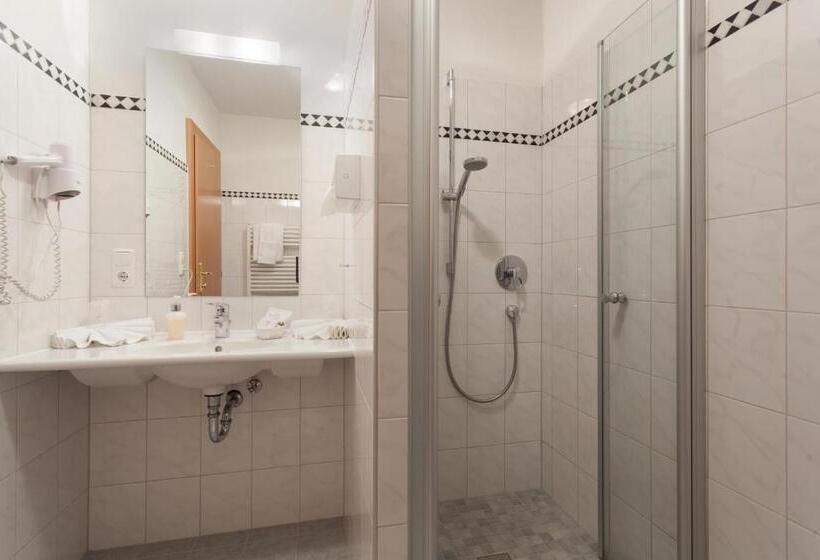 חדר סטנדרט לשלושה, Goldene Rose