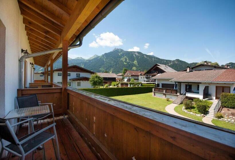 חדר סטנדרט לשלושה, Goldene Rose