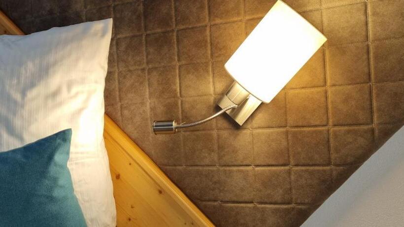 חדר קומפורט, Goldene Rose