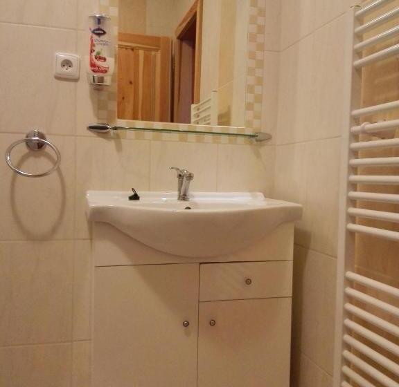 חדר סטודיו סטנדרד, Toliar