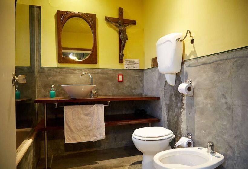 غرفة قياسية حمام مشترك, Una Noche Más