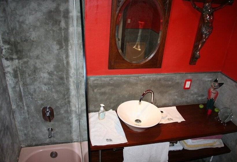 غرفة قياسية حمام مشترك, Una Noche Más