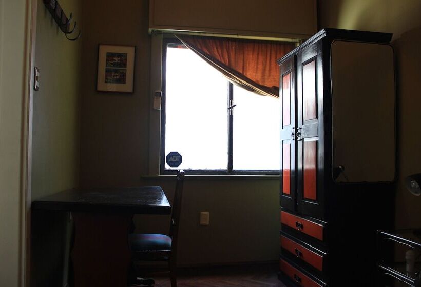 غرفة قياسية حمام مشترك, Una Noche Más