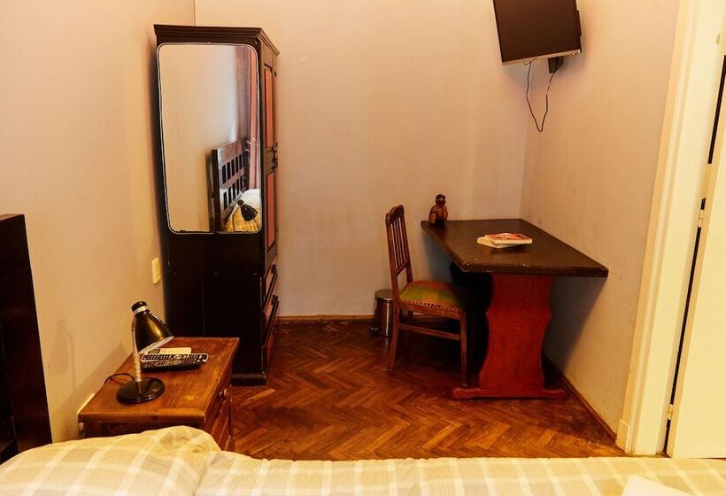 غرفة قياسية حمام مشترك, Una Noche Más