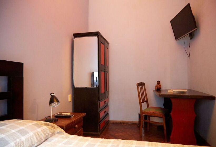 غرفة قياسية حمام مشترك, Una Noche Más