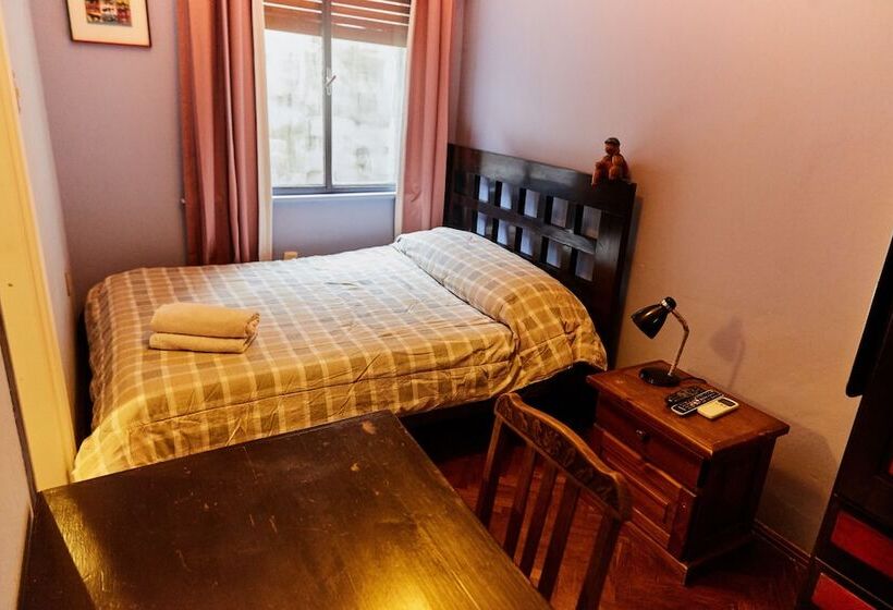 غرفة قياسية حمام مشترك, Una Noche Más