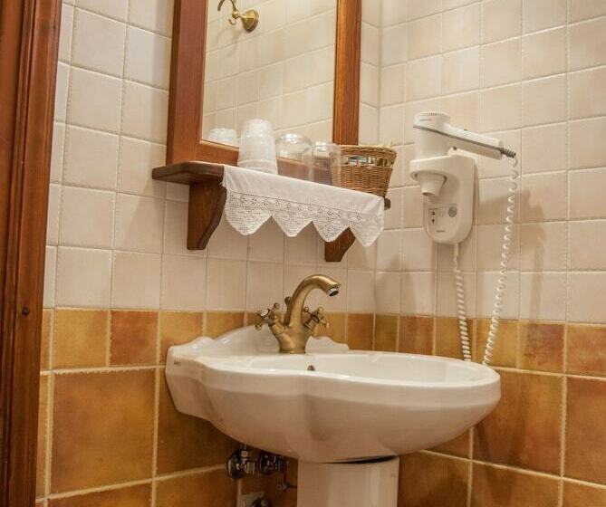 חדר סטנדרט לשלושה, Viraggas