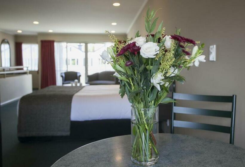 스탠다드 스튜디오, Cornwall Motor Lodge