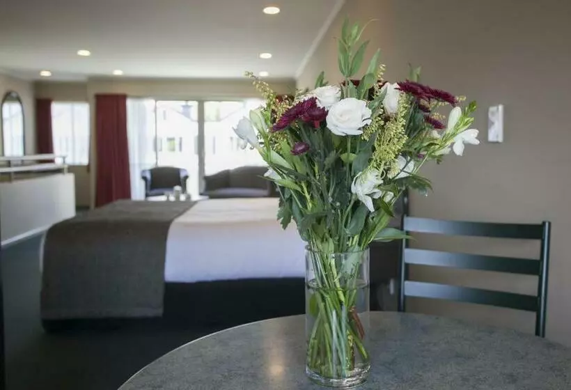 استودیوی استاندارد, Cornwall Motor Lodge
