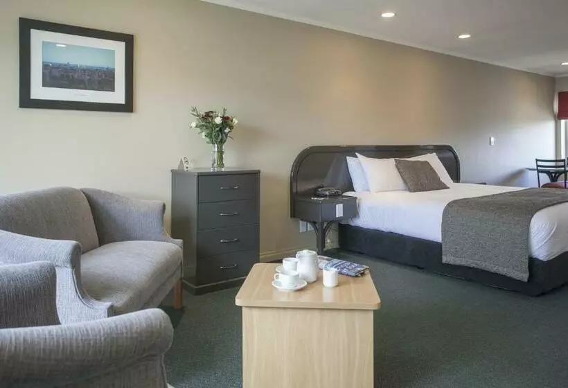 استودیوی استاندارد, Cornwall Motor Lodge