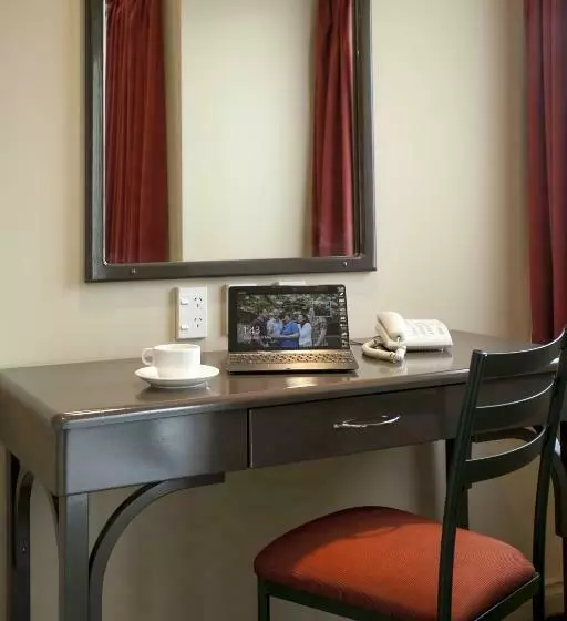 استودیوی استاندارد, Cornwall Motor Lodge