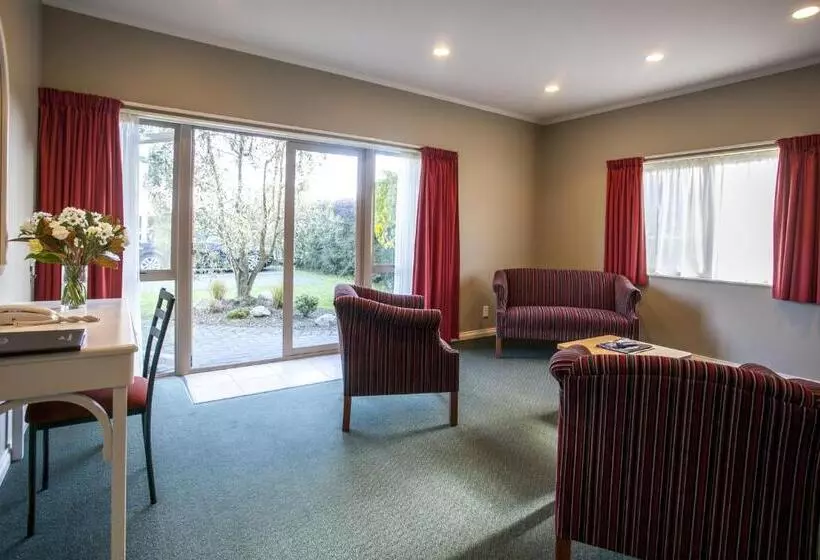 سوئیت 2 خوابه, Cornwall Motor Lodge