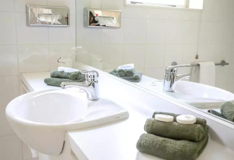 سوئیت 2 خوابه, Cornwall Motor Lodge