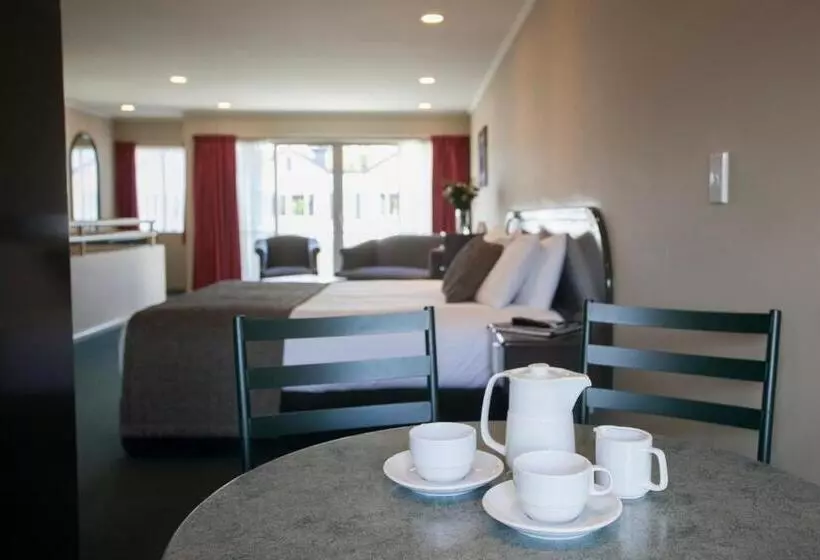 اتاق لوکس با وان آب گرم, Cornwall Motor Lodge