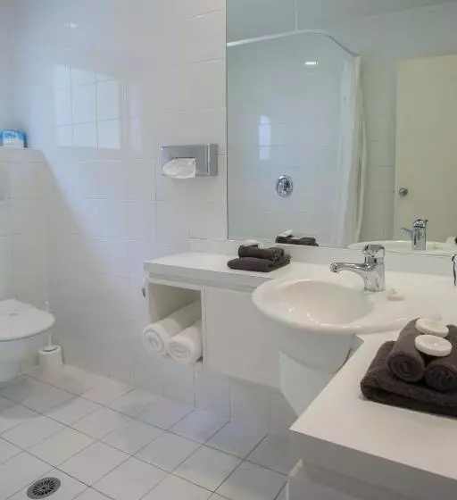 اتاق لوکس با وان آب گرم, Cornwall Motor Lodge