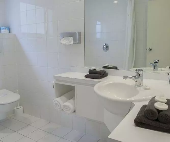 سوییت, Cornwall Motor Lodge