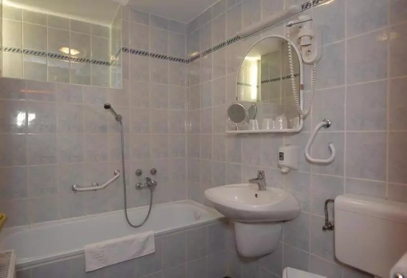 Standard Kolmen Hengen Huone, Rudolf